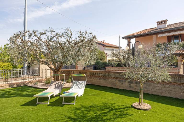Apartment with garden, fast internet & private pool | Garden view — photo 4