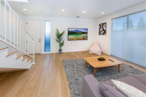 Modern 2BR Back House w TVs & Full Kitchen