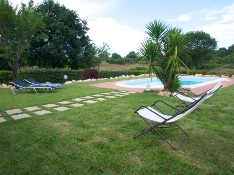 Vacation home with barbecue, yard & private pool | Nature view — photo 3