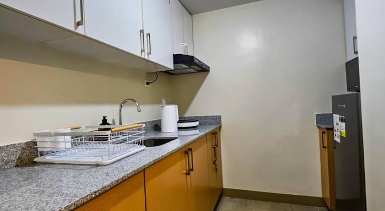 Serviced apartment with patio, pool & garden | Pets allowed — photo 3