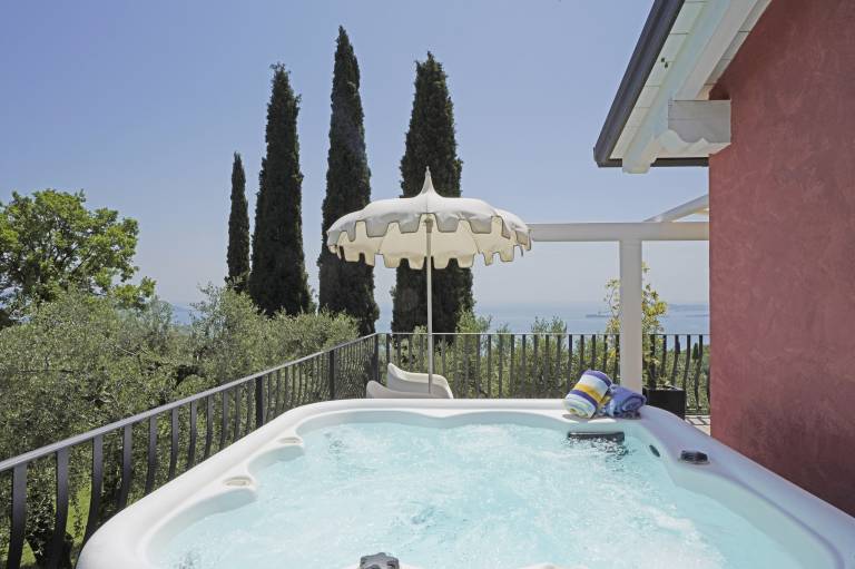 Holiday apartment with pool, patio & grill — photo 2