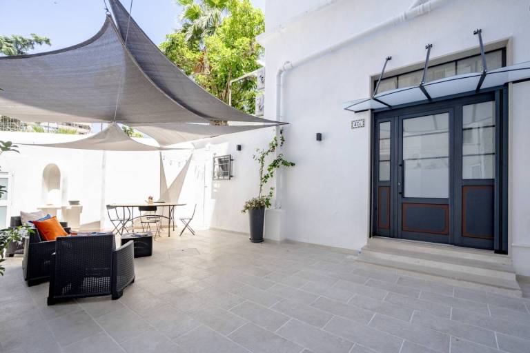 Holiday apartment with yard — photo 3