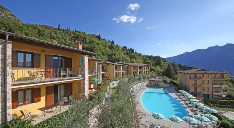 Wonderful serviced apartment with patio, pool & yard | Pets allowed — photo 2