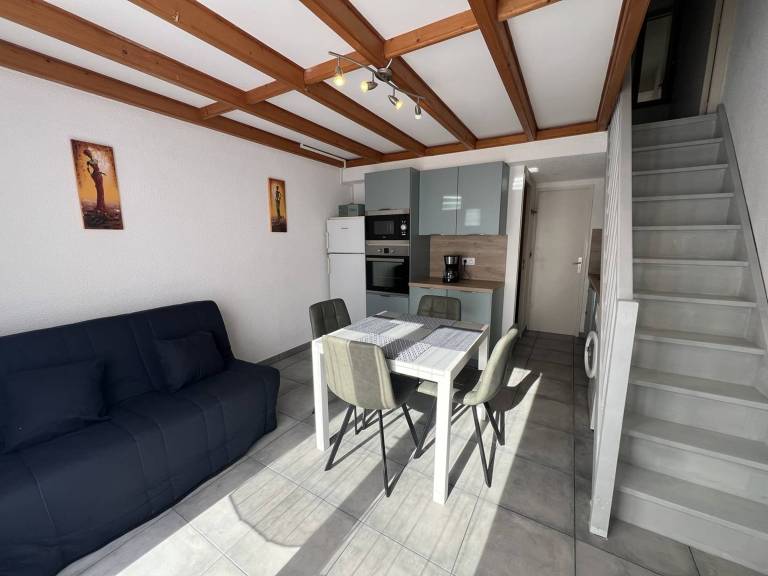 Charming 2-Bedroom Villa, Terrace, 250m to Beach, Sleeps 6, Quiet Area — photo 2