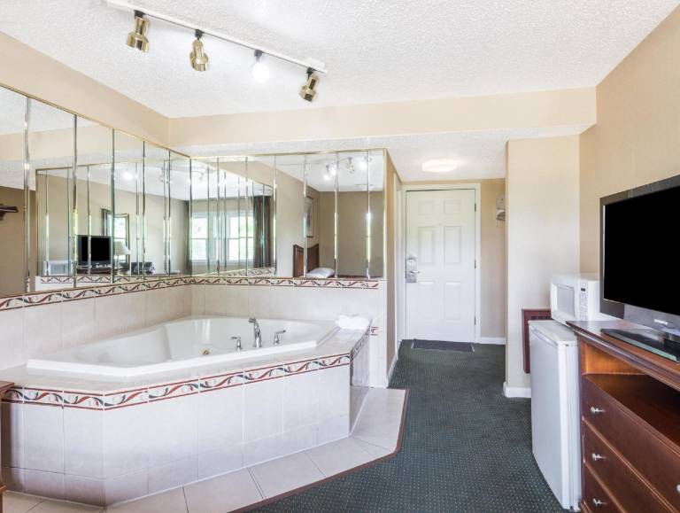 Howard Johnson by Wyndham Hartford South – Rocky Hill — photo 2