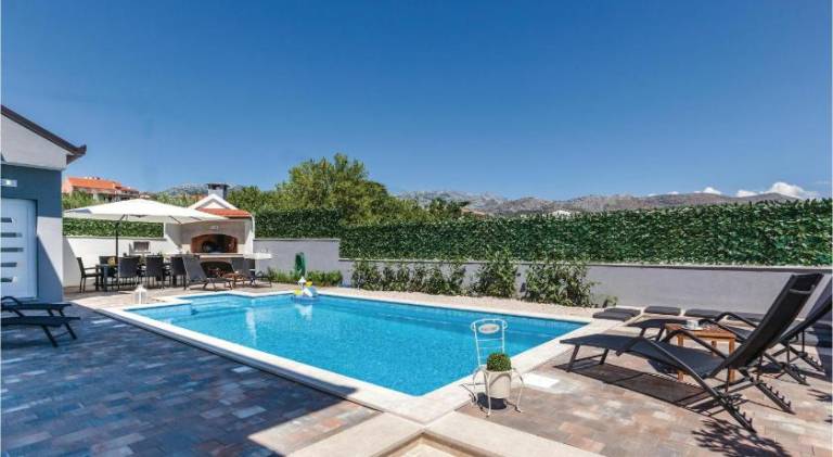 Holiday apartment with pool in Podstrana