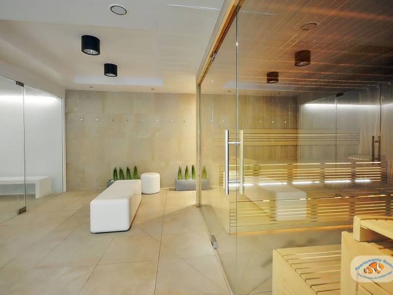 Holiday apartment with jacuzzi, yard & pool — photo 5