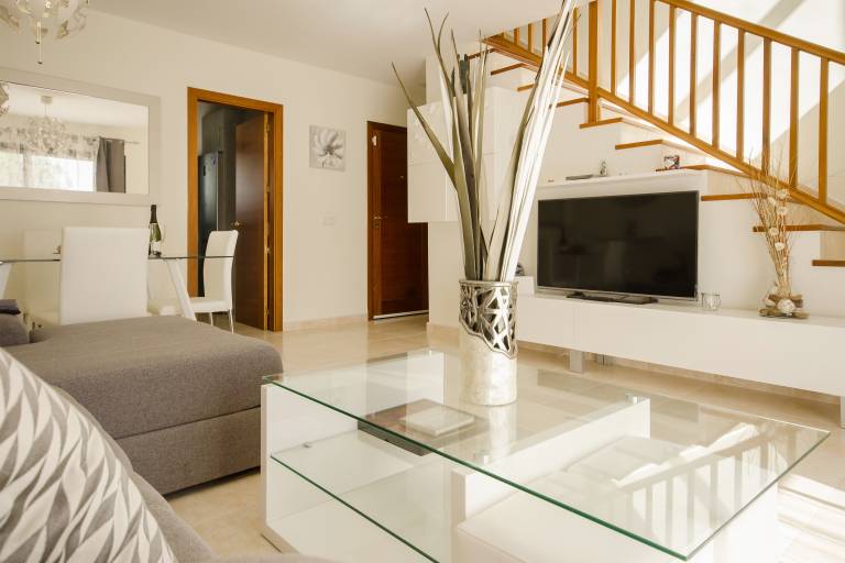 Elegant Duplex Home with Private Patio and Jacuzzi, Wi-Fi & Sea View — photo 4