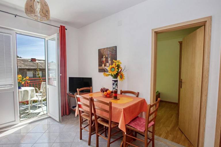 Holiday apartment with yard, barbeque & patio | Pets allowed — photo 4