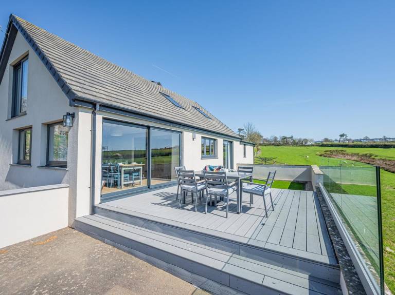 Cottage with yard & terrace | Water view in Bude