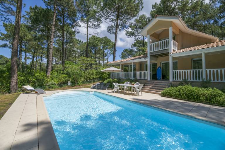 Family-oriented big villa with yard, terrace & pool | Golf view | Pets are welcome in Lacanau