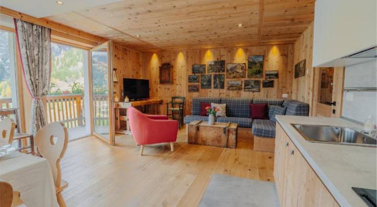 Chalet with patio & yard — photo 5