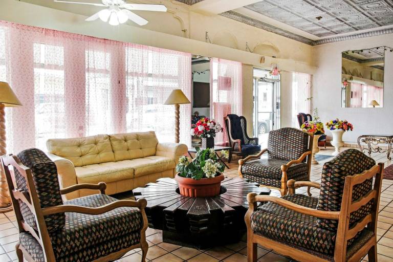 OYO Historic Cameron Hotel Brownsville I-69E — photo 2