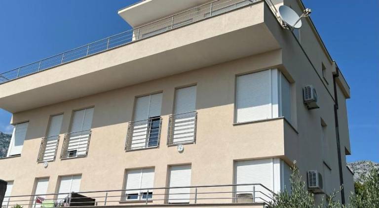 Apartment with terrace, BBQ & yard in Tucepi