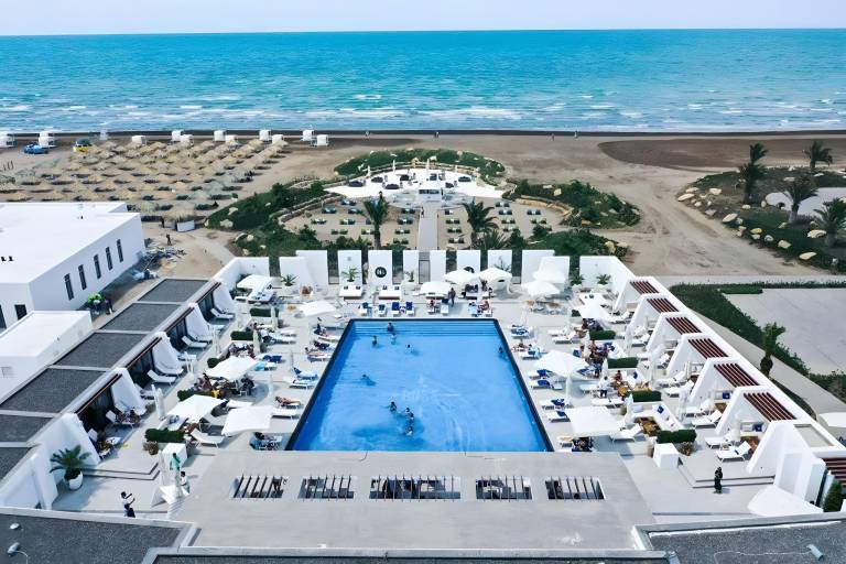 Sea Breeze White Villa Beach — photo 3