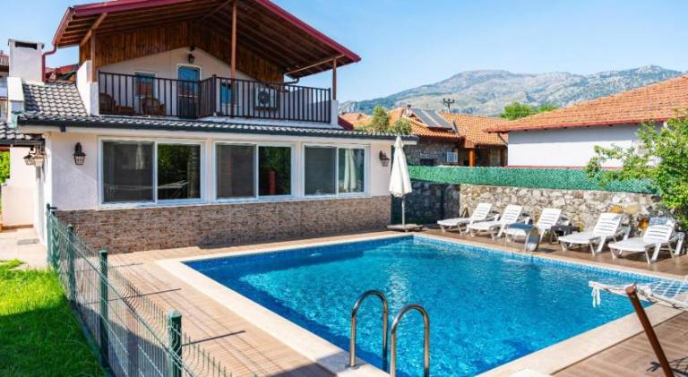 Fully equipped lovely villa with jacuzzi, private pool & patio | Dogs allowed — photo 3