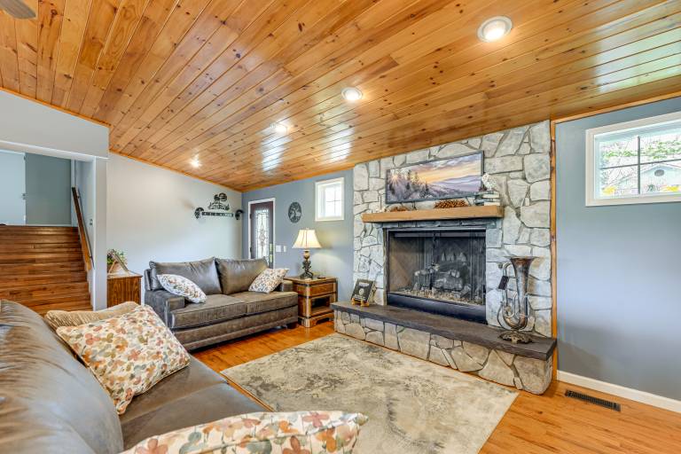 Lakefront Cabin Retreat w/ Dock in Robbinsville! — photo 5