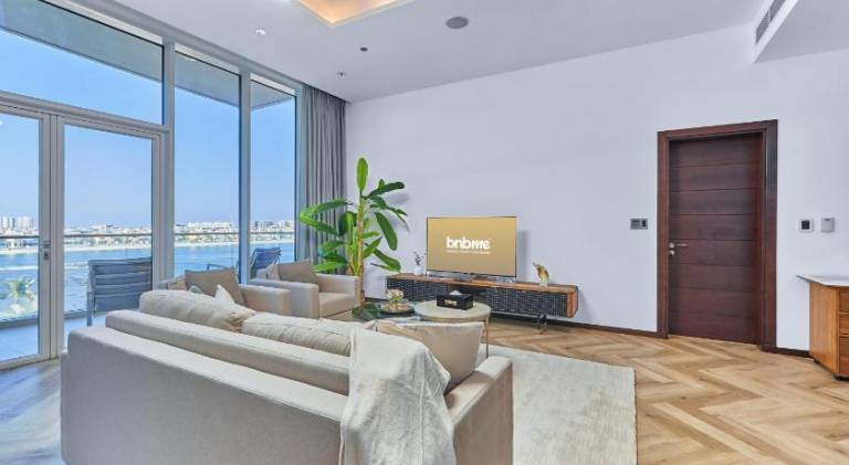Pleasant apartment with yard & pool | Close to Palm Jumeirah | Beach nearby | Suitable for remote work | Pet-friendly — photo 3