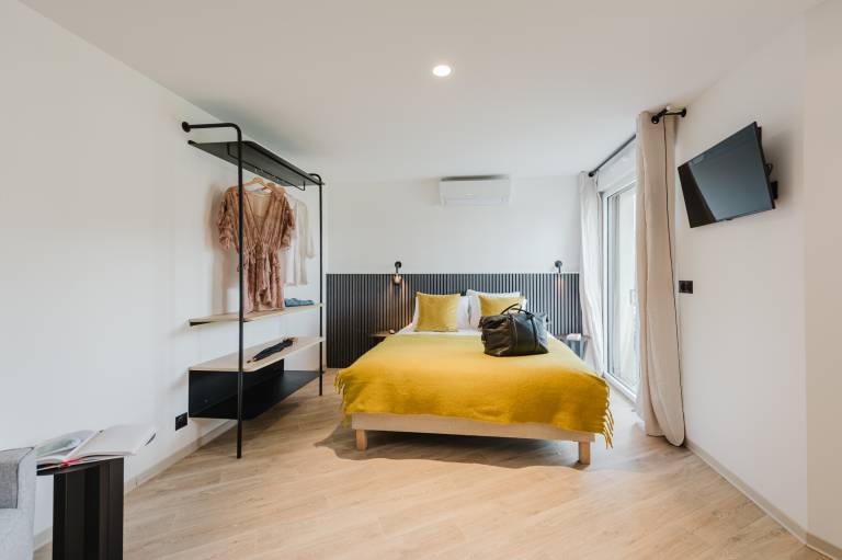 Aparthotel | City view | Suitable for remote work | Pets are welcome — photo 2