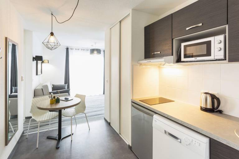 Serviced apartment with pool — photo 3