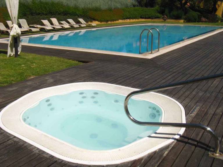 Apartment with pool, terrace & yard — photo 4