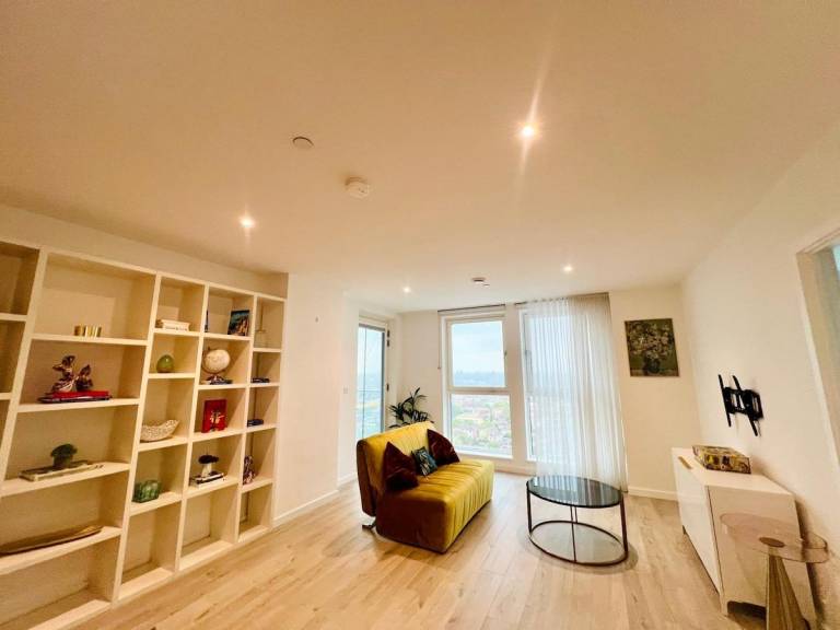 Stylish London Apartment Minutes from Excel & O2 Area in London, KY