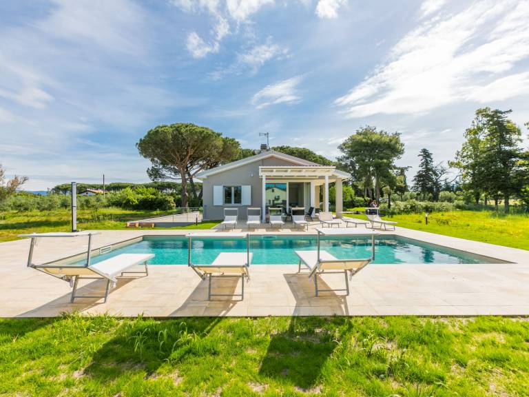 Vacation home with barbecue, private pool & terrace — photo 3