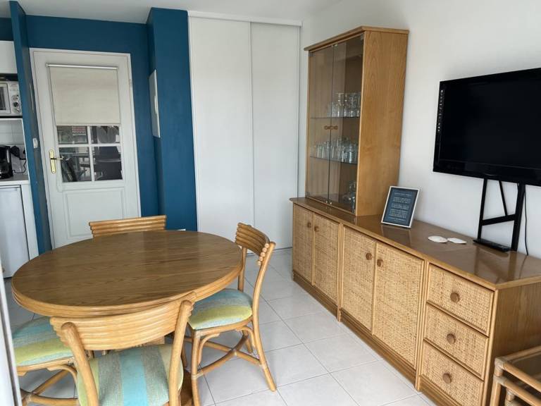 Bright studio near beach, pets allowed, private parking — photo 4