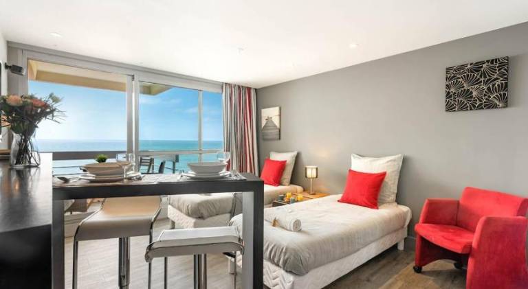 Apartment with heated pool & garden in Biarritz