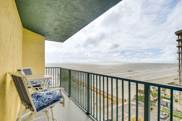 Daytona Beach Shores Condo w Ocean Views