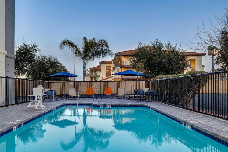 Hampton Inn & Suites Tulare — photo 5