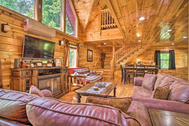 Saltwater Pool & Mtn-View Deck: Pigeon Forge Cabin — photo 4