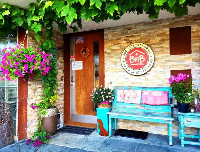 Villa H&uuml;hnerbunt BnB Menziken Erica Arnold