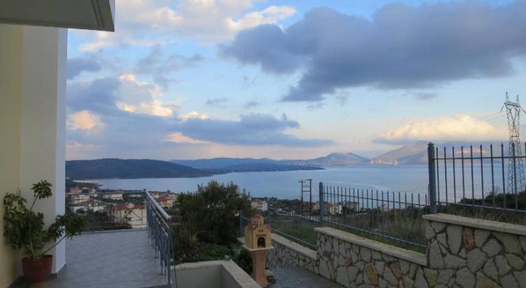 Apartment with grill, patio & yard in Kymi-Aliveri