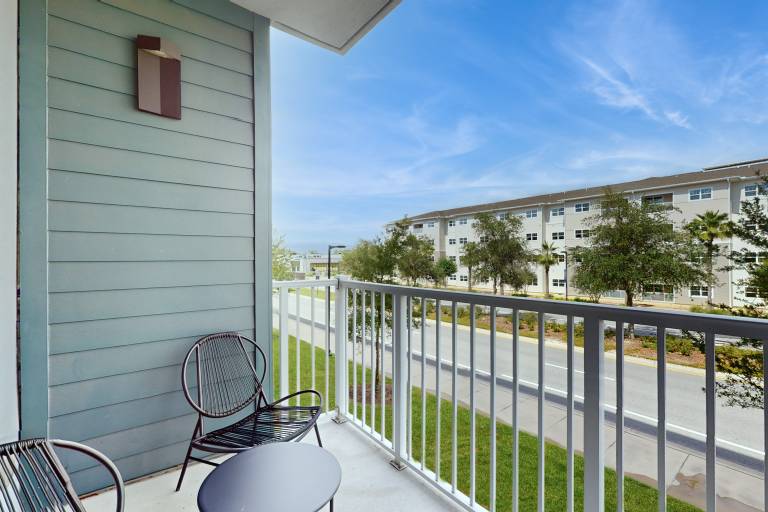 2 Mi to UF Campus! Modern Luxury Apt w/ Pool — photo 4