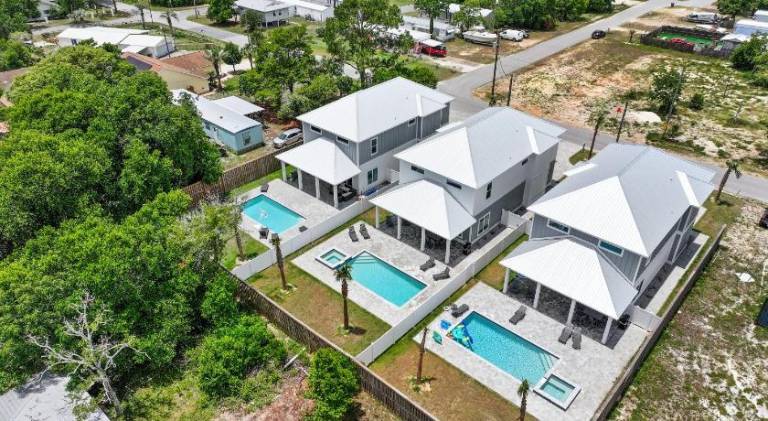 Vacation home with terrace, private pool & barbecue in Bay City, AL