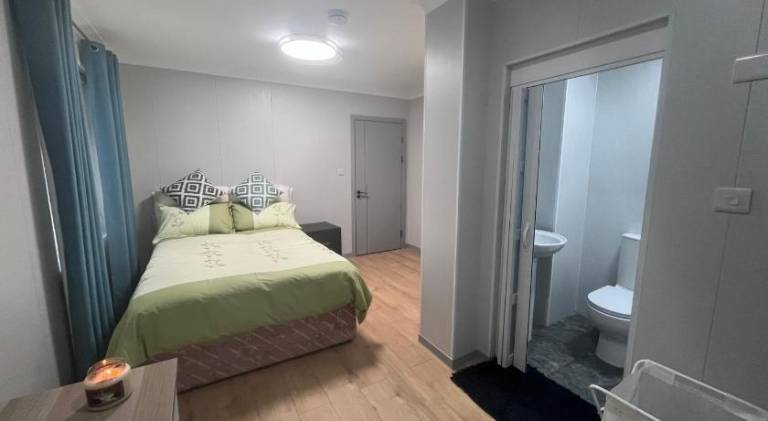 Modern Ensuite Double Bedroom in Dundrum — photo 2