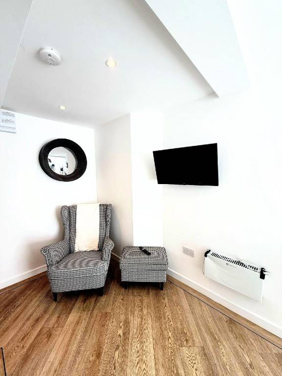 Apartment with patio — photo 2