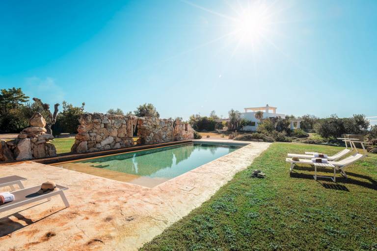 Villa with yard, barbeque & private pool | Garden view — photo 2