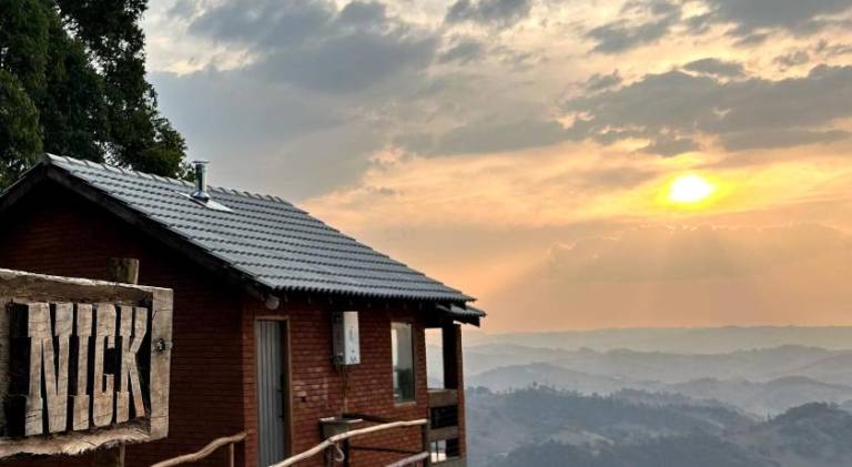 Lodge with hot tub, yard & terrace in Camanducaia