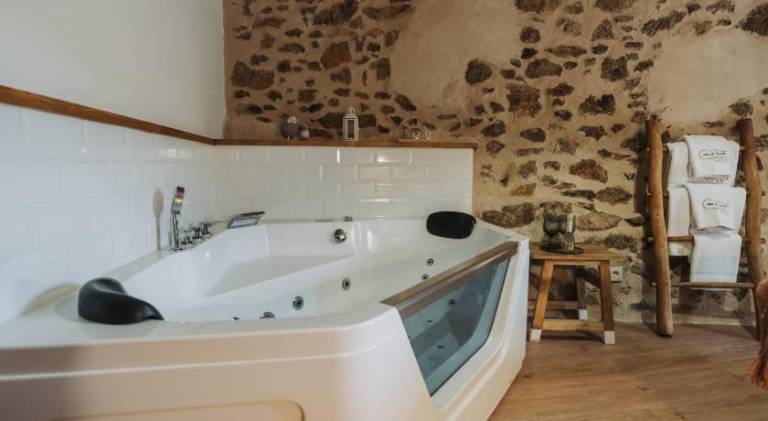 House with jacuzzi — photo 4