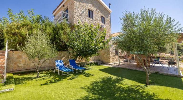House with terrace, hot tub & barbeque in Limassol
