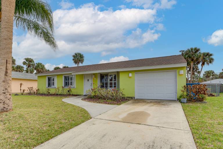 Screened Porch + Patio: Group Getaway in Palm Bay! — photo 4