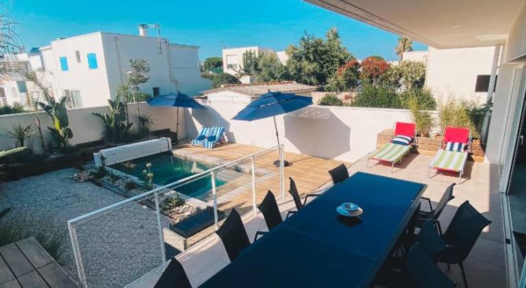 Villa with pool — photo 4