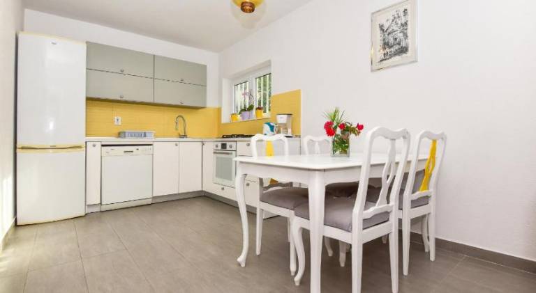 Apartment with garden, barbeque & patio | Beach nearby | Pet-friendly — photo 3