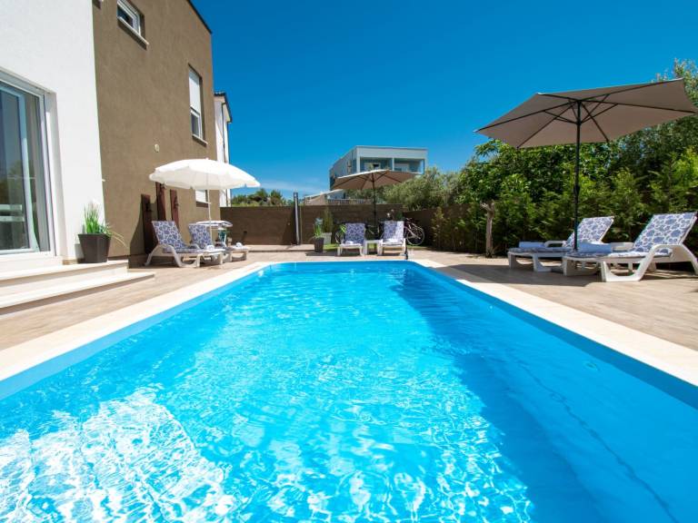 Fully equipped house with yard, private pool & terrace | Sea view | Dogs allowed — photo 4