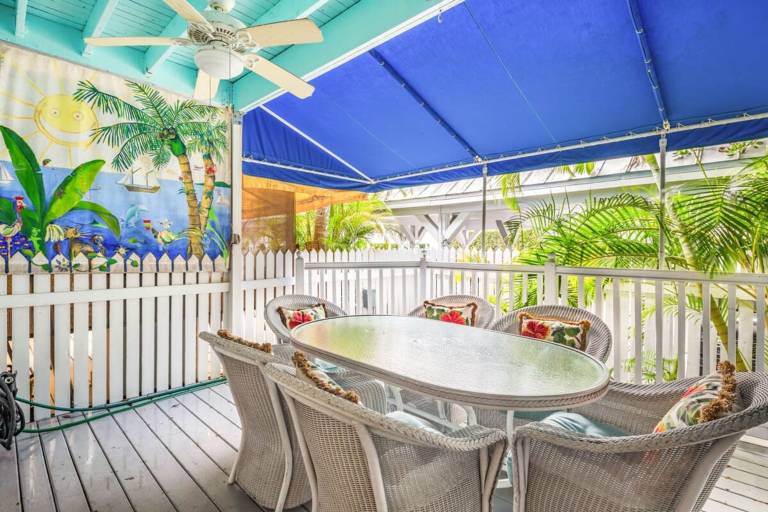 Family-friendly house with yard, fast internet & pool | Next to Mallory Square | Sea view | Pets allowed — photo 3