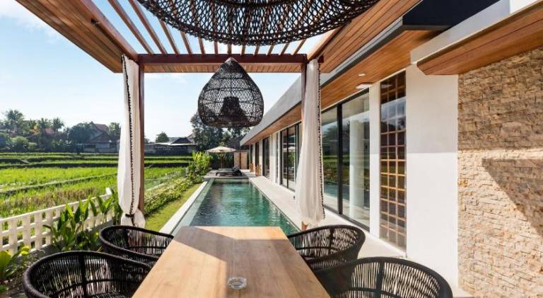 Villa with pool — photo 4
