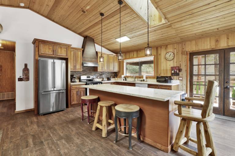 Family-oriented big cabin with barbeque & hot tub | Mountain view | Pets are welcome — photo 5