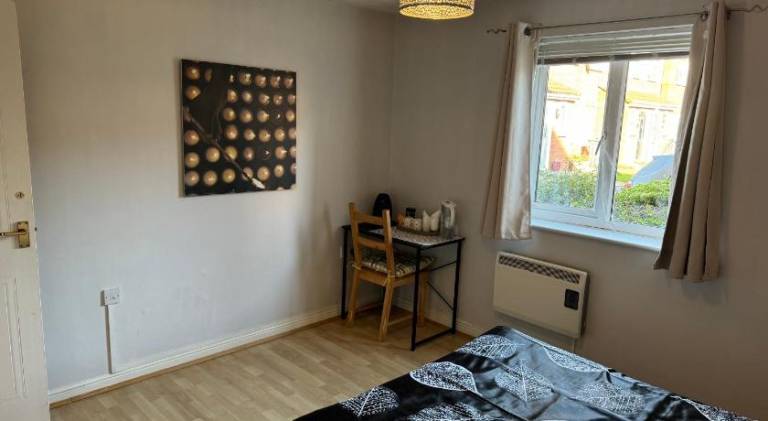 Spacious Tidy Room — photo 5